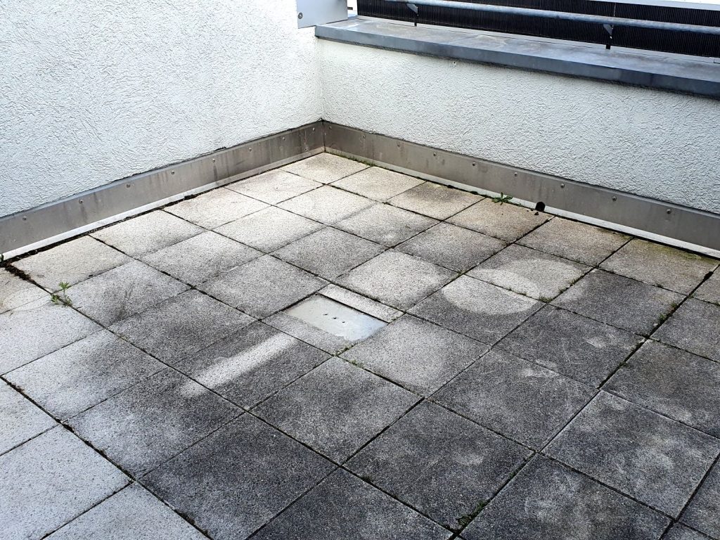 Terrassenbelag 40 mm aus Gummigranulat.