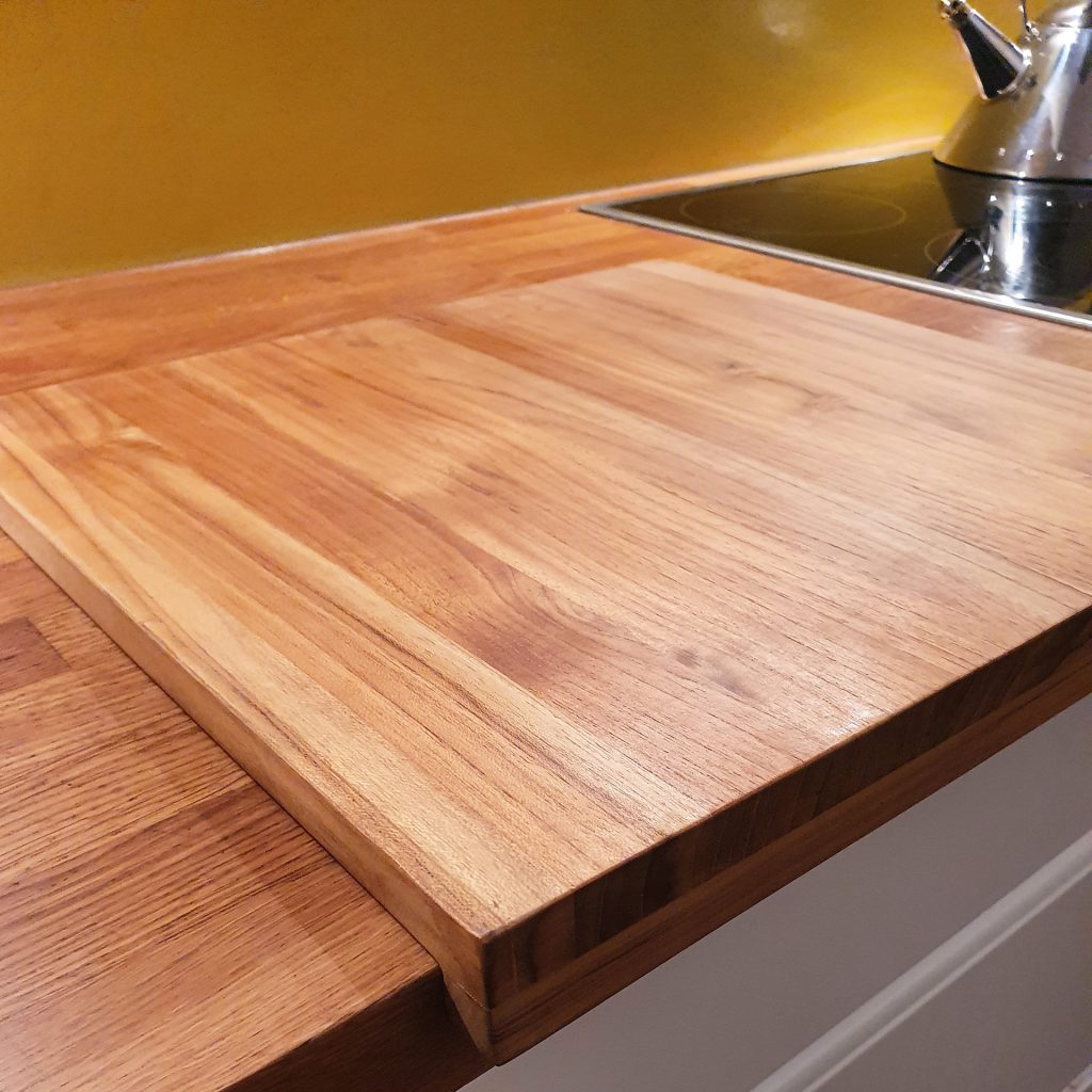 Teak-Arbeitsplatte mit Teak-Schneidebrett