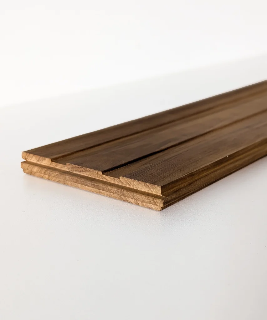 Teak 3 Schicht Parkett Nahaufnahme auf weißem Hintergrund